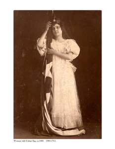 キューバの旗を持つ女性、1880年頃 作： American Photographer